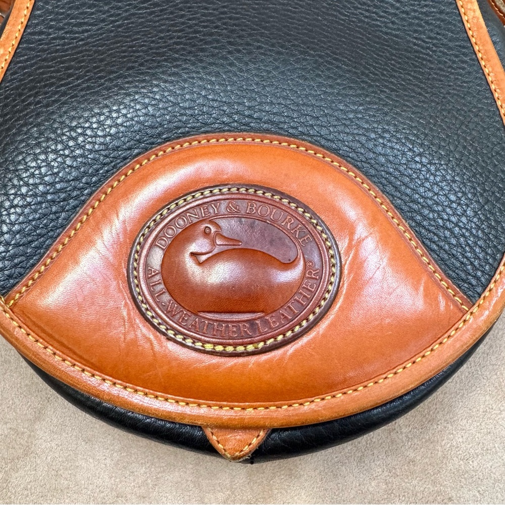 Vintage Dooney & Bourke All Weather Leather Equestrian Saddle Bag Black Tan AWL - Picture 2 of 7